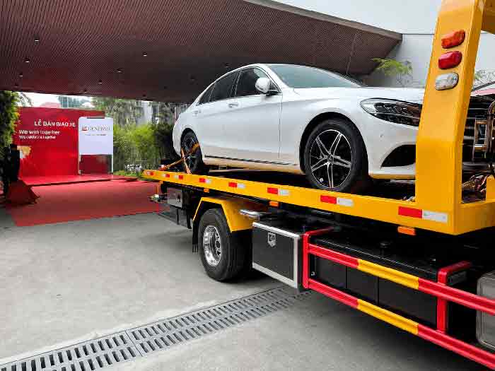 Cẩu kéo xe gặp sự cố tại Đồng Nai